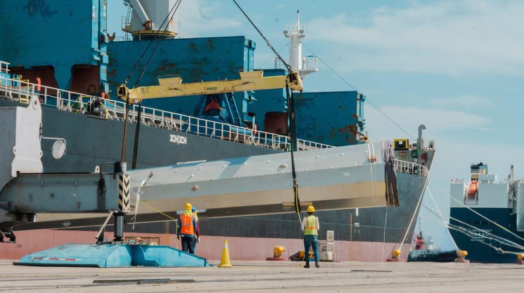 $!Llegan a Mazatlán mega estructuras eléctricas desde China