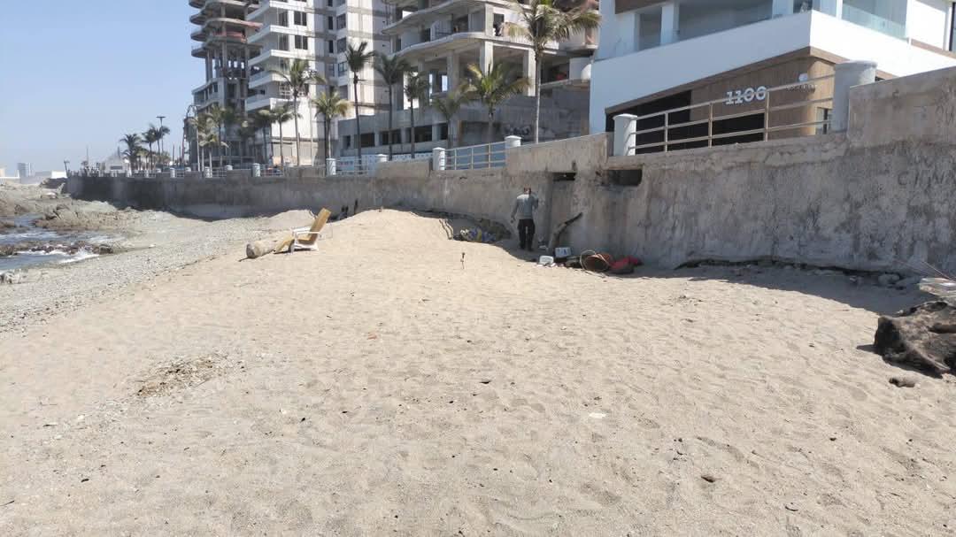 $!Retiran basura del desagüe pluvial, en zona de playa, frente al Parque ‘Ciudades Hermanas’