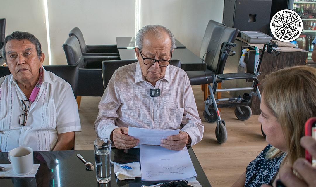 $!El notario Raúl René Rosas fue el encargado de abrir las plicas del concurso para conocer las identidades de los autores ganadores.