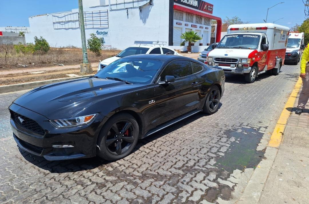 $!Disparan contra conductor de un auto deportivo en la avenida Paseo del Atlántico, en la Marina Mazatlán