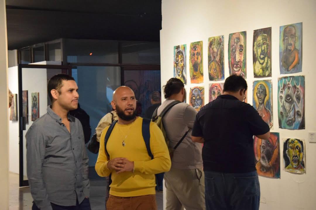 $!El artista comparte aspectos de su trabajo con Diego Navarro.