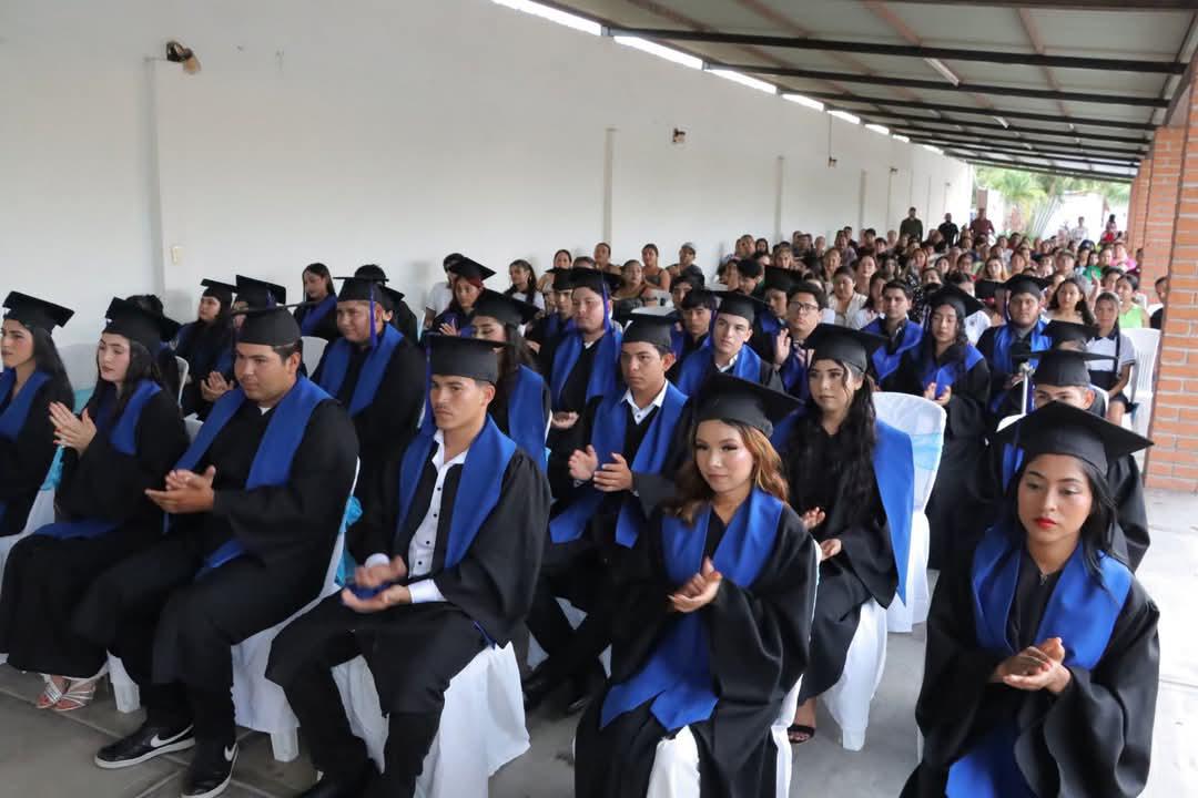 $!Egresan 220 estudiantes de la preparatoria UAS en Rosario
