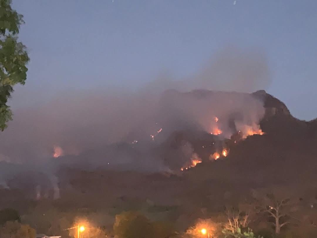 $!Preocupa a comunidades avance de incendio forestal en el cerro Yauco