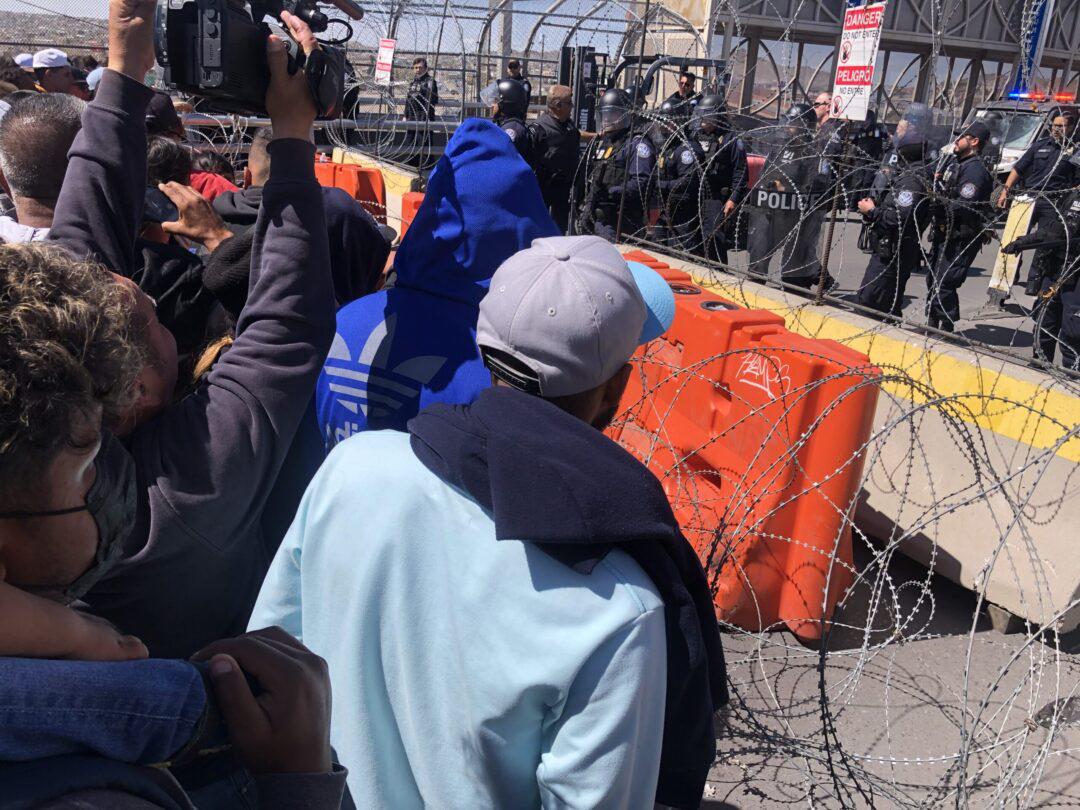 $!‘A ellos no les vamos a abrir...’: ¿Qué pasó la noche del incendio en la estancia migratoria en Ciudad Juárez?