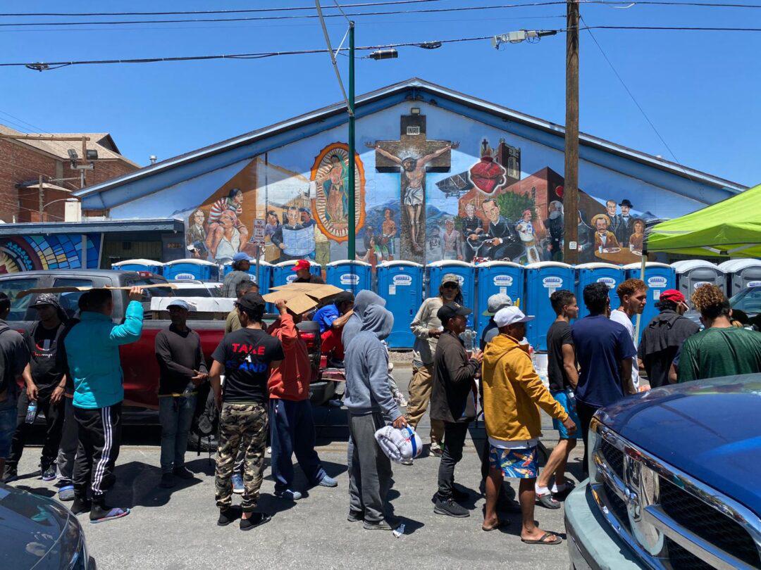 $!Migrantes en el exterior de la iglesia Sagrado Corazón en El Paso, Texas.