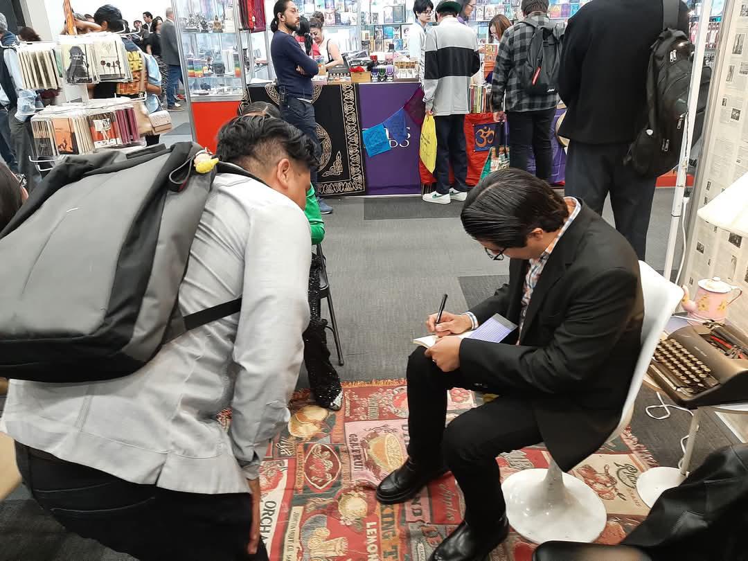 $!Al final se acercaron lectores a que les firmara un libro.
