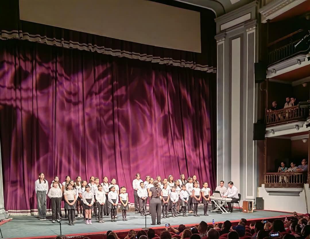 $!Aquí el Coro Infantil “Voces del Mar” dirigido por la maestra Marcela Hernández Ortega.
