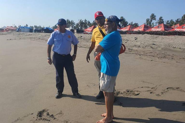 Piden a bañistas no meterse al mar en Las Cabras por el mar de fondo