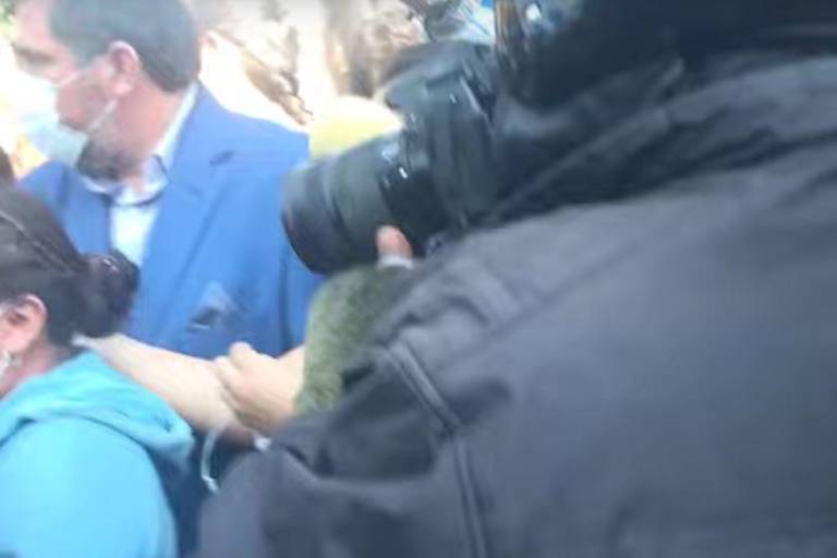Mujeres piden ayuda para encontrar a menor desaparecido luego del colapso de la Línea 12