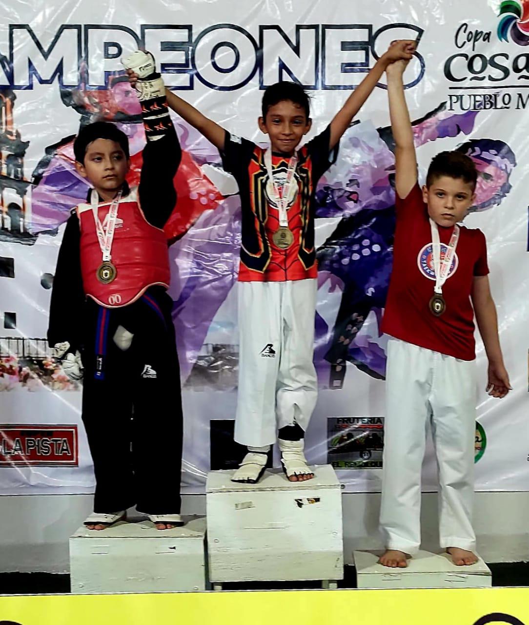 $!Mazatlecos regresan con primeros lugares de la Copa Cosalá de Taekwondo