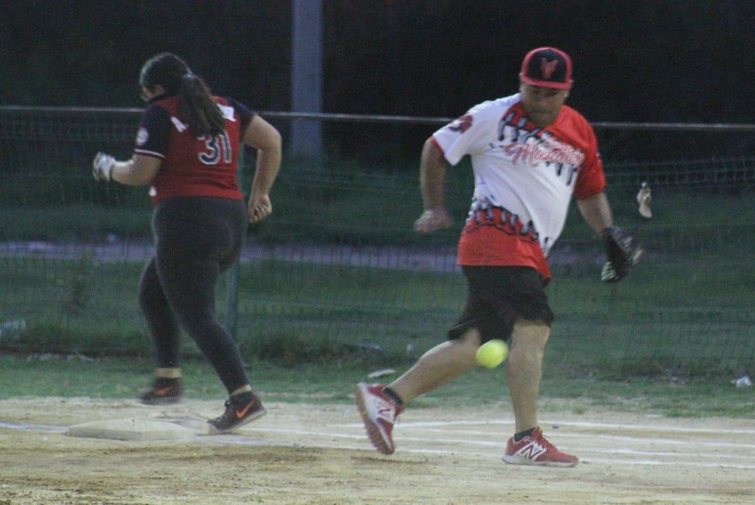 $!Bolillos asciende a la cima del Grupo B en la Liga de Softbol Municipal