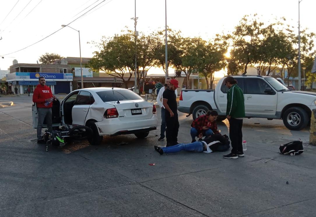 $!Choque entre moto y taxi deja un lesionado en Mazatlán