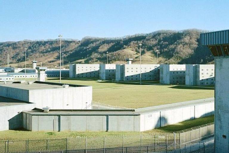 La prisión federal de Lee, en Virginia, EU, es el nuevo hogar de Genaro García Luna
