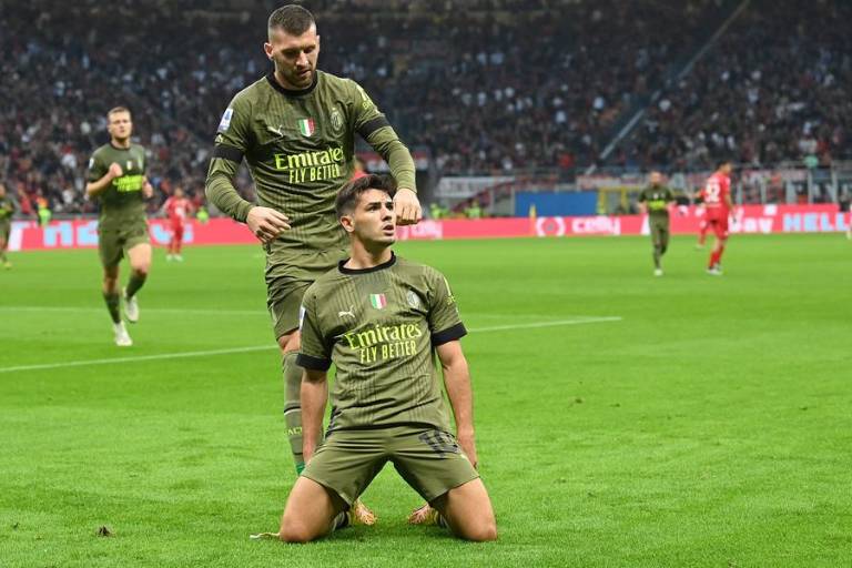 Milán golea al Monza y mete presión al Napoli