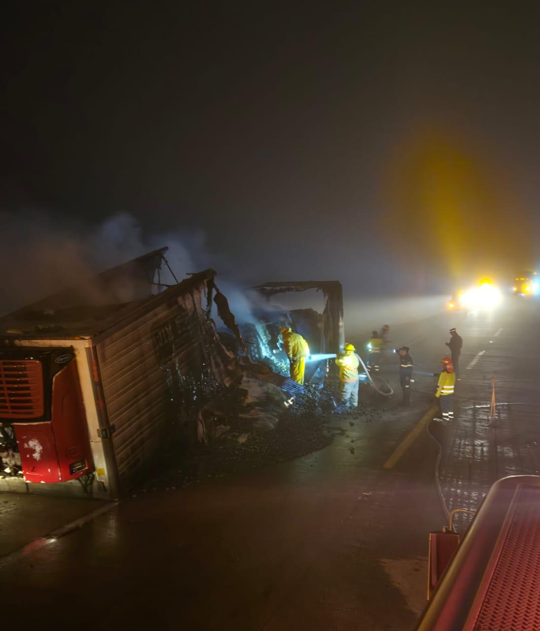 $!Se incendia tráiler en la autopista a la altura de Rosario