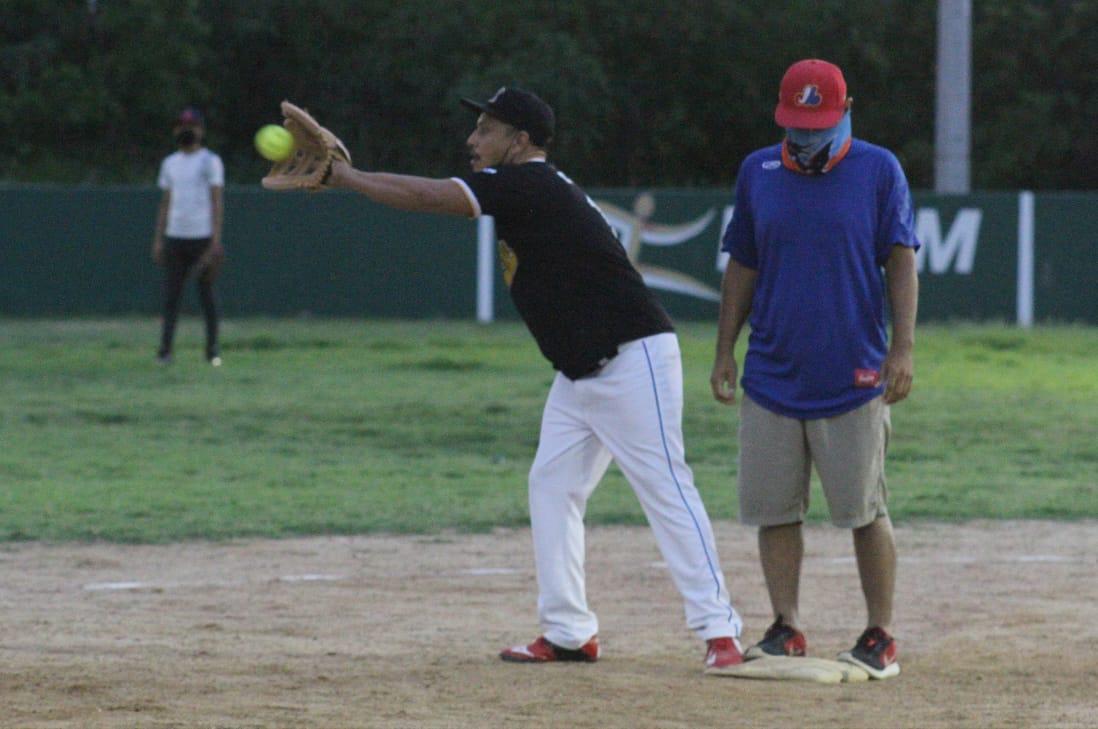 $!Bolillos asciende a la cima del Grupo B en la Liga de Softbol Municipal