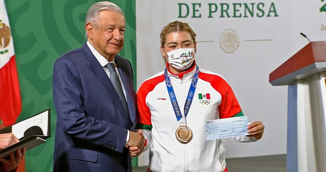 $!Sinaloense Juan Diego García recibe de AMLO premio económico por su oro en Tokio 2020