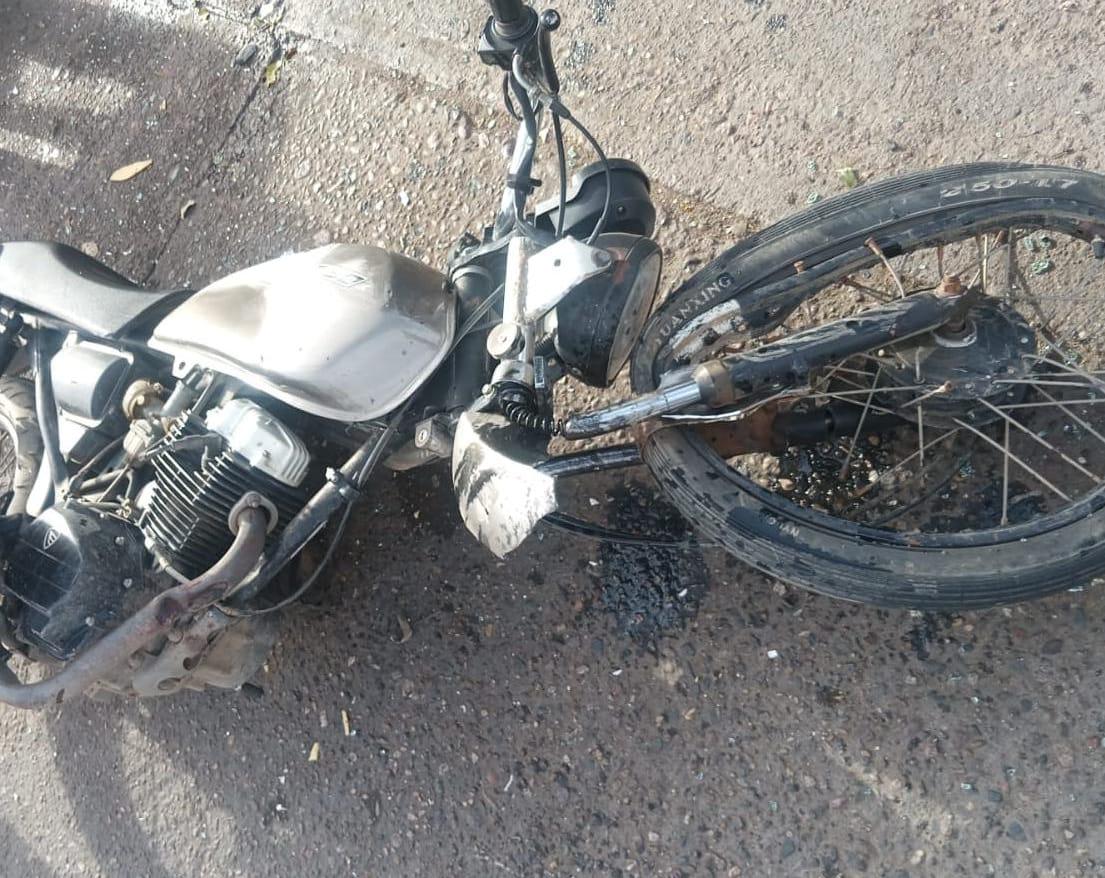 $!Motociclista choca contra auto y resulta lesionado en Mazatlán