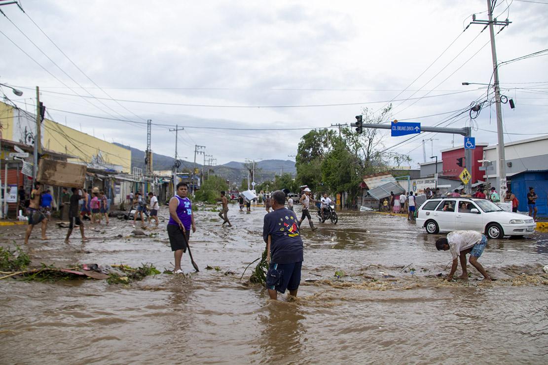 $!La población de Acapulco y sus alrededores quedó incomunicada por horas, ante el deslave de carreteras, nula telefonía y energía eléctrica.