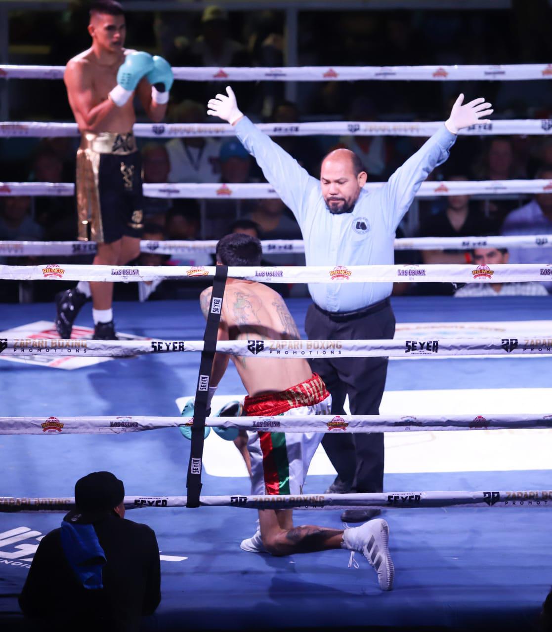 $!Feroz triunfo de Juan Estrada en velada de box Sangre Nueva 2