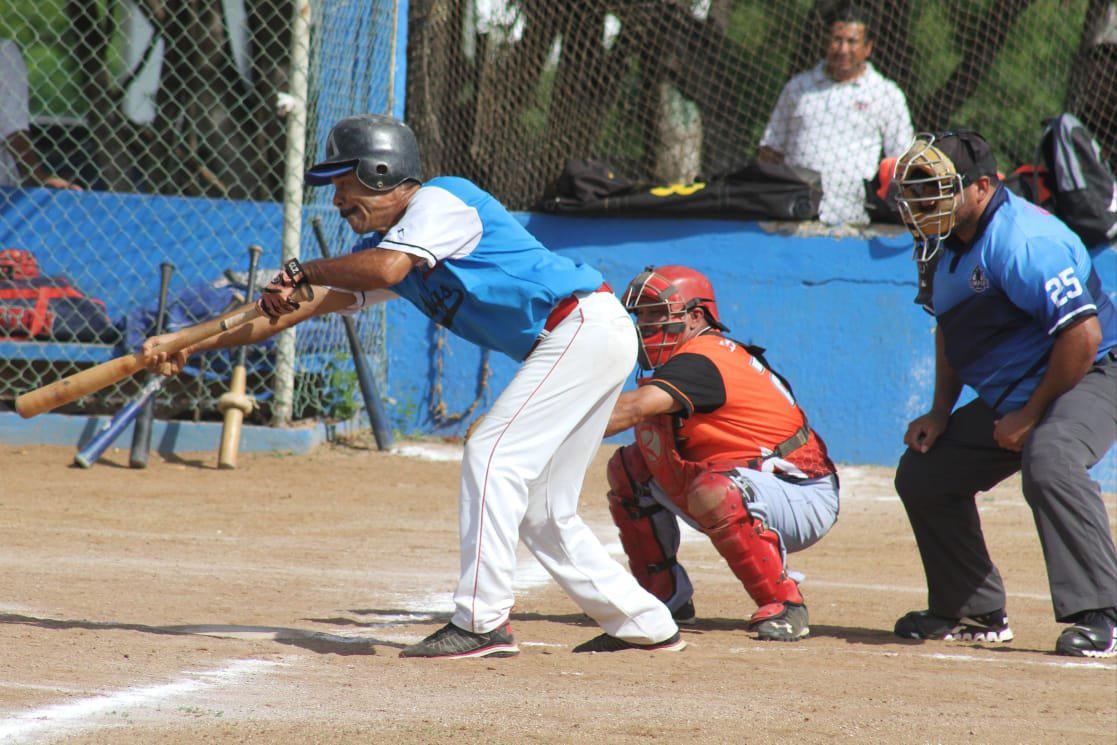 $!Beis taxis verdes, en el Polluelos. Los mariachis del Conchi vs. The Golden Zone