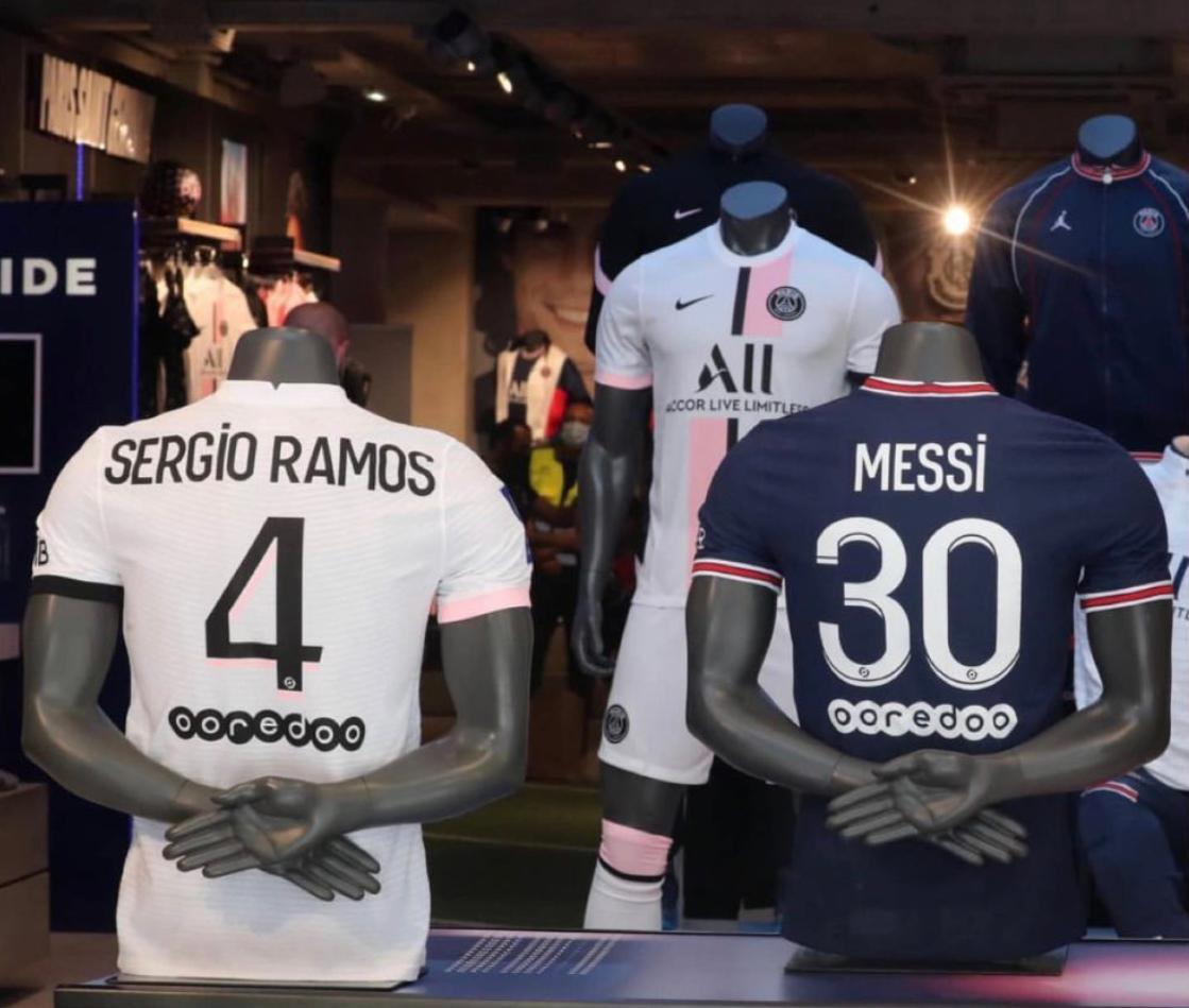 $!Messimanía en París: multitudes para verlo y comprar la camiseta con el número 30