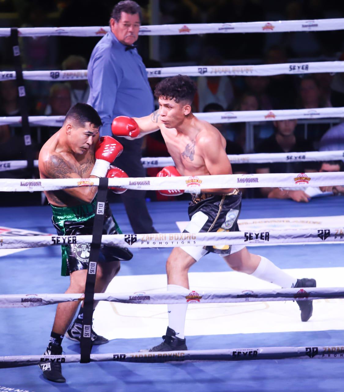 $!Feroz triunfo de Juan Estrada en velada de box Sangre Nueva 2