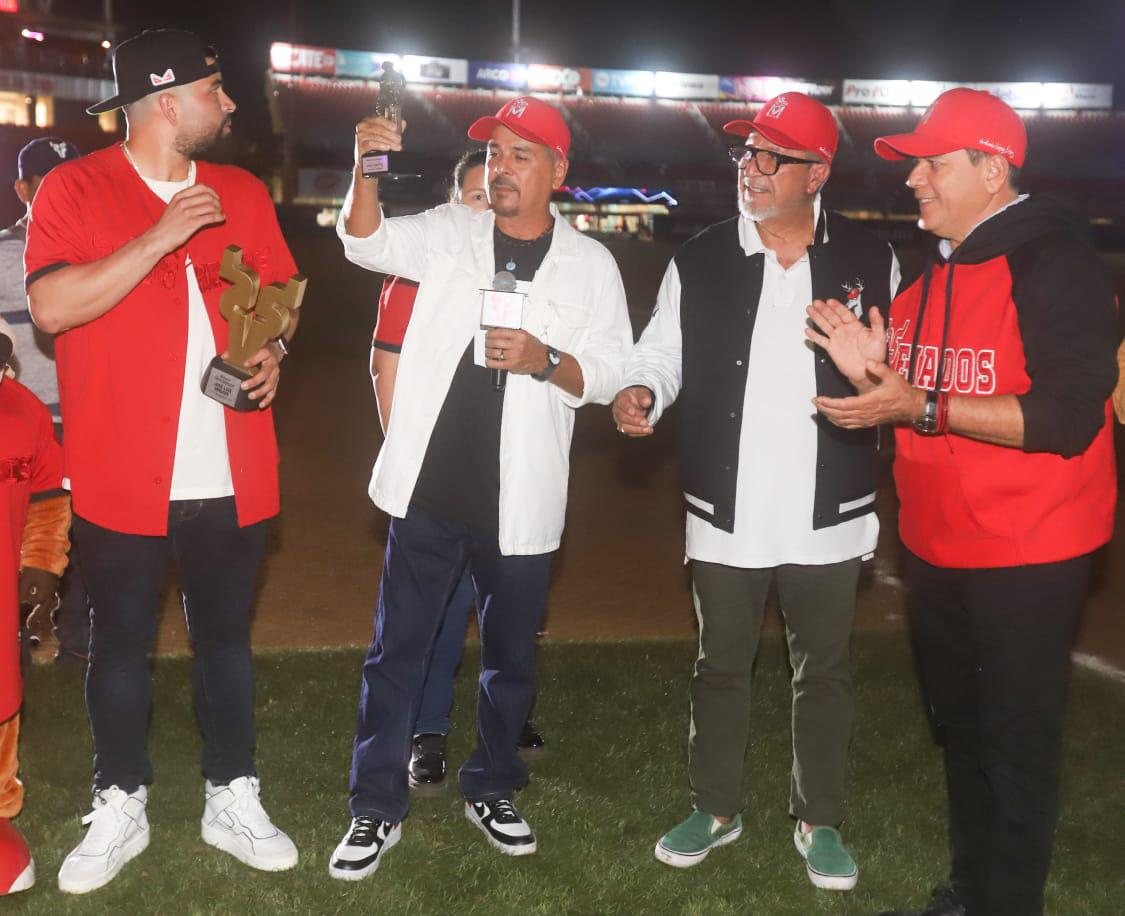 $!Entrega Venados premio Orgullo Mazatlán a Antonio López Sáenz