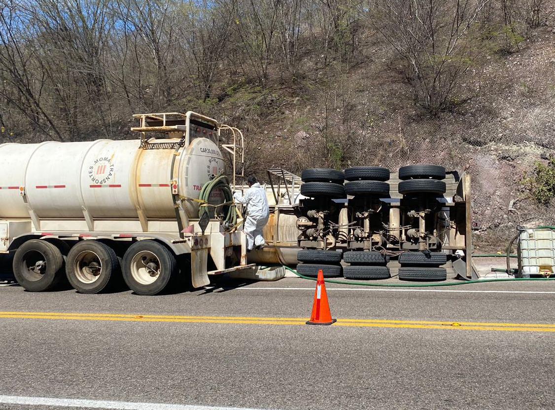 $!Continúa la circulación intermitente en la Durango-Mazatlán por volcadura de pipa
