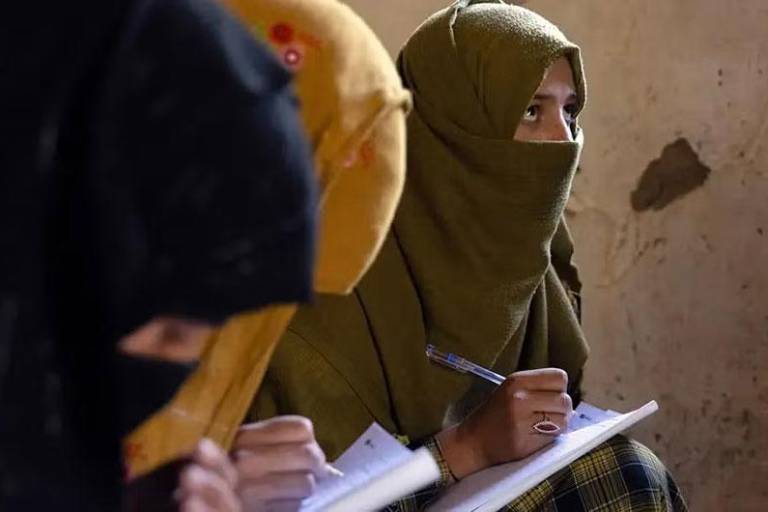 Las mujeres aprenden a leer y escribir gracias a una iniciativa de alfabetización respaldada por ONU Mujeres en la provincia de Nuristán, al este de Afganistán.