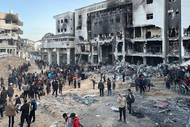Descubren fosas comunes en Gaza con centenares de cuerpos