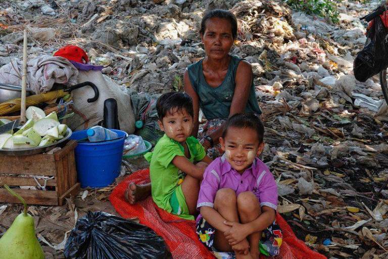 Más de 330 millones de niños sobreviven con menos 2.15 dólares al día: UNICEF