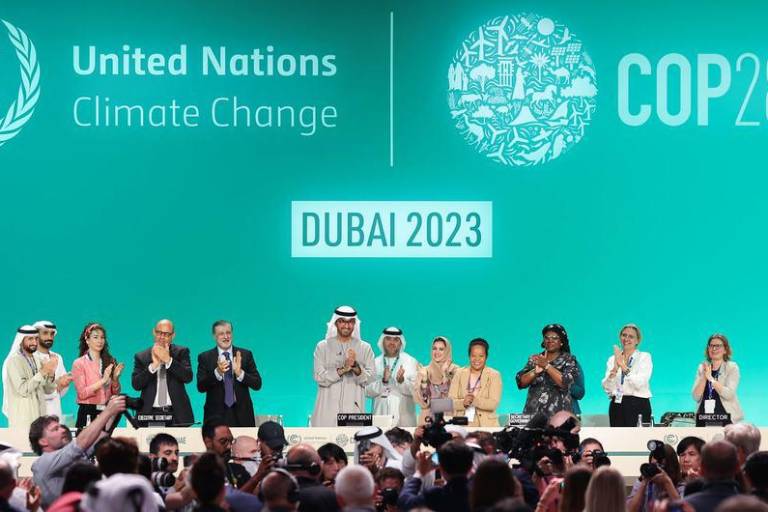 Firman en la COP28 hoja de ruta para la transición hacia el abandono de los combustibles fósiles