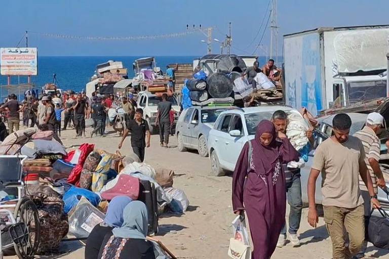 Cientos de familias palestinas continuaron huyendo de la ciudad de Gaza, en el norte, a través de la abarrotada calle costera al-Rashid, en medio de una grave escasez de medios de transporte.