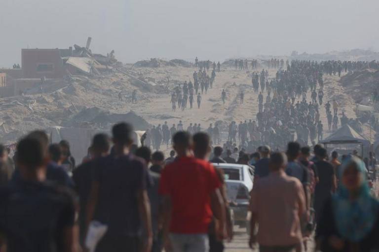 La hambruna y la desesperación en Gaza obligan a la gente a buscar comida en el suelo