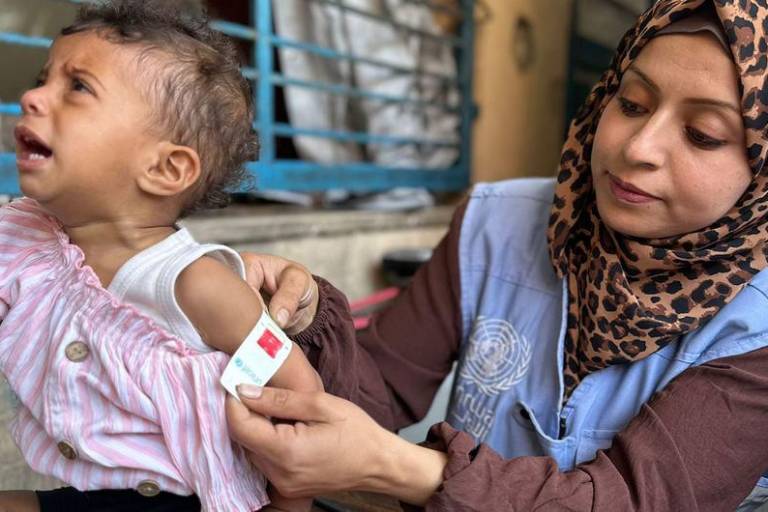 Miles de bebés en Gaza están desnutridos, mientras los camiones con comida permanecen en la frontera