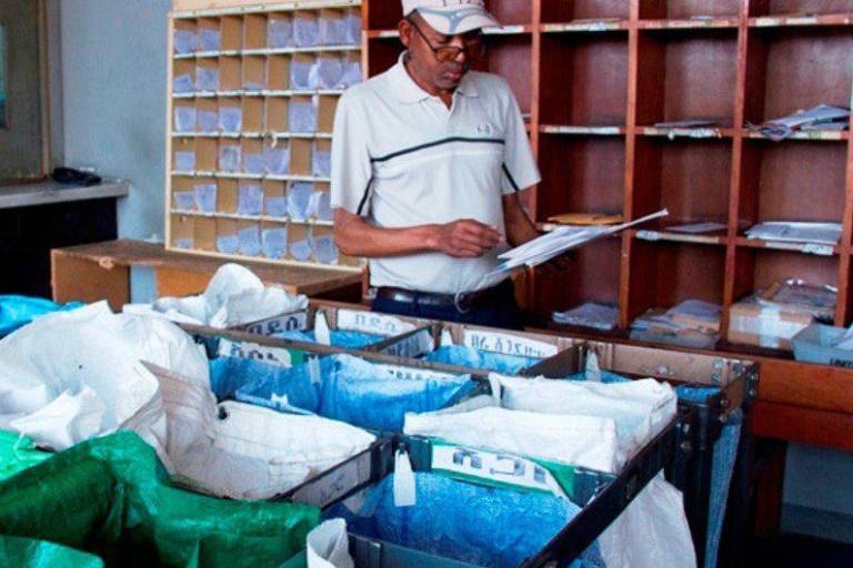 Los aranceles de Estados Unidos generan una crisis global en el sistema postal