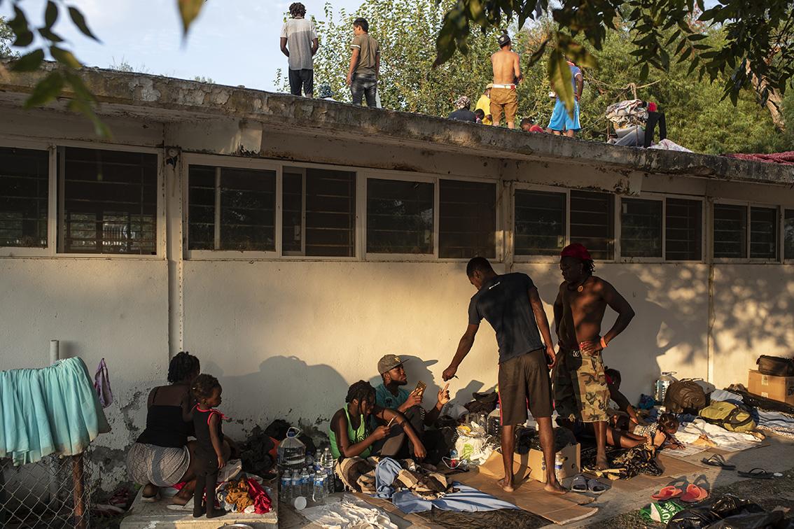 $!Migrantes conviven en un albergue improvisado, en un centro deportivo de la Ciudad Acuña, México.