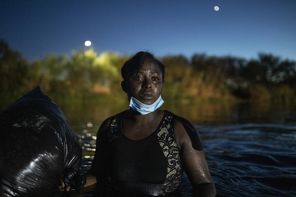 $!Migrantes lloran mientras cruzan el río.