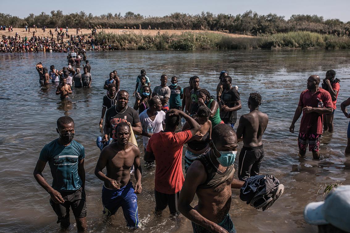 $!Migrantes haitianos llegan a la orilla del Río Bravo, en Ciudad Acuña, México, para poder comprar alimentos y previsiones para las familias que se encuentran en el campamento, instalado debajo del puente en Del Río, Texas.
