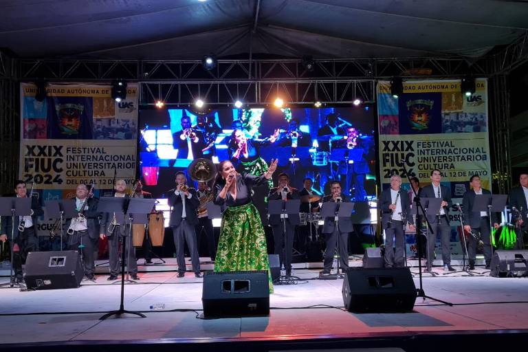 Cantan con banda y corazón en la Plazuela Rosales