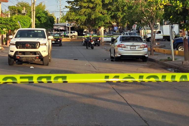 Privan de libertad a tres personas frente al mercado Humaya en Culiacán; dejan vehículo abandonado