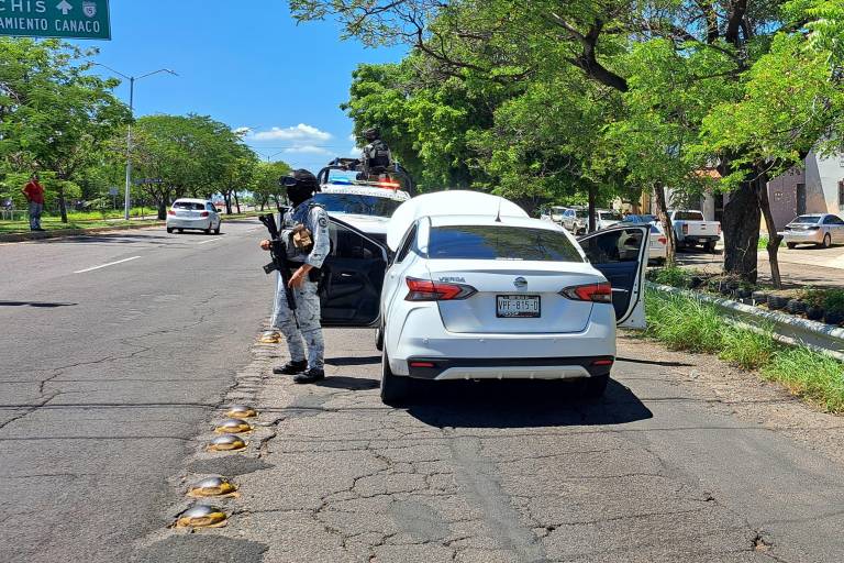 Aseguran vehículo con reporte de robo tras persecución en Culiacán; arrojaron ponchallantas