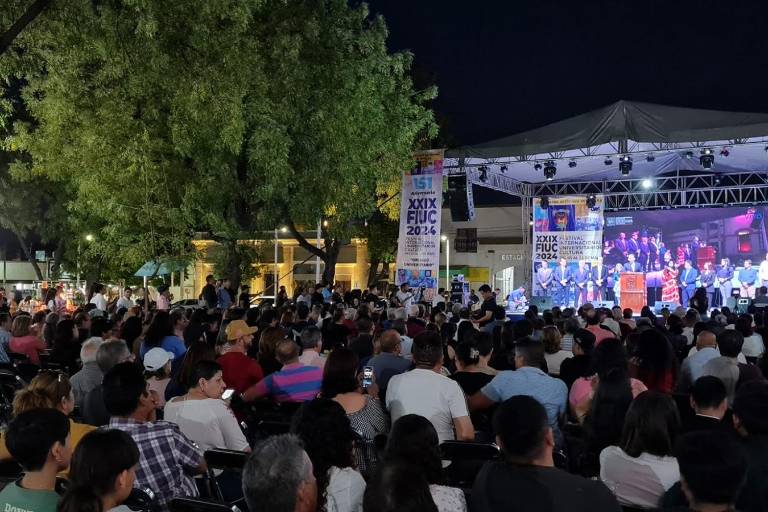 Pone alegría el Mariachi Estrella de México al Festival Universitario