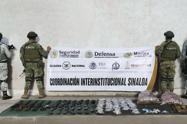 Aseguran vehículo con armas largas, cartuchos, cargadores y droga en zona rural de Mazatlán