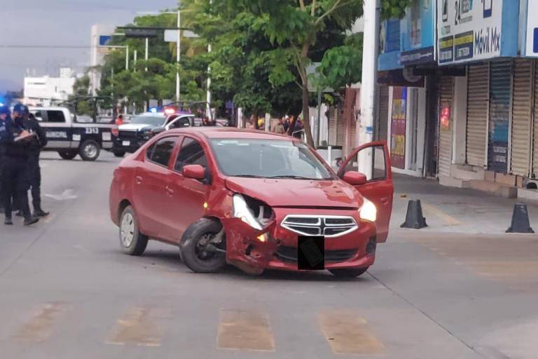 Se registra balacera frente al Ayuntamiento de Culiacán y automovilista resulta herido