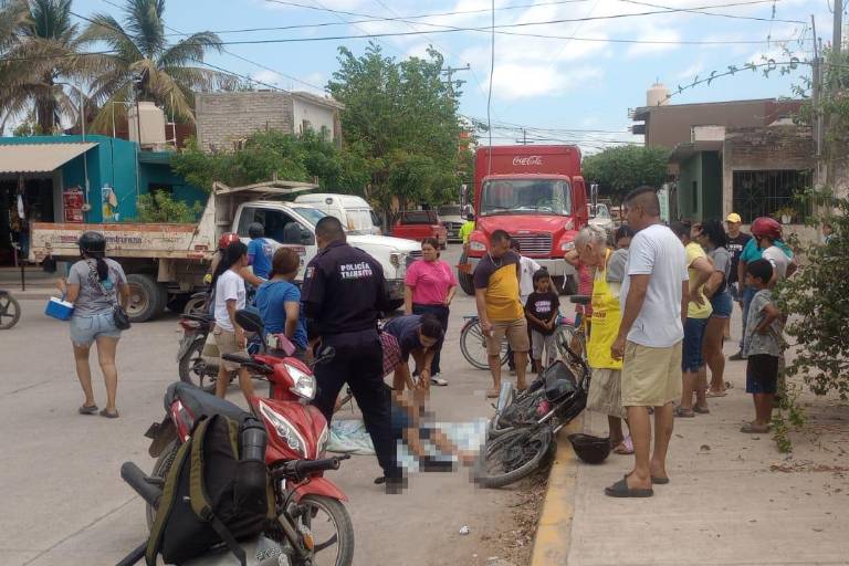 Resultan lesionados dos menores al chocar en motocicleta, en Escuinapa