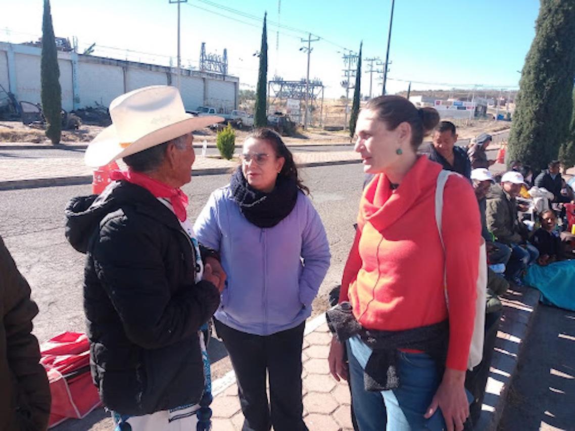 $!Alejandra Guillén (a la derecha) entrevista, con una colega investigadora del ITESO, a un hombre wixárika en la ciudad de Guadalajara.