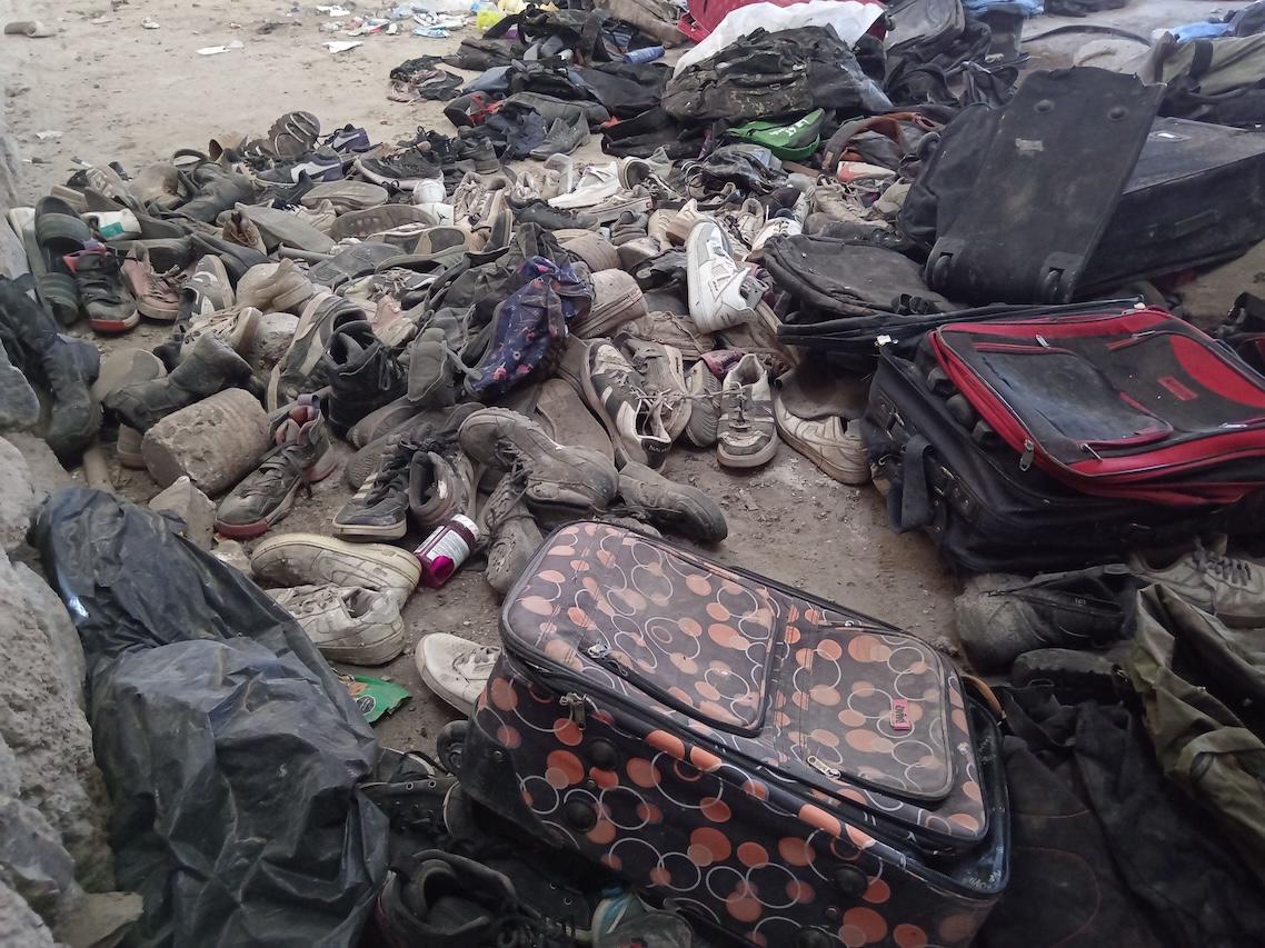 $!Ropa, objetos y maletas encontrados el 5 de marzo de 2025 en el rancho Izaguirre, en Teuchitlán, por el colectivo Guerreros Buscadores de Jalisco.