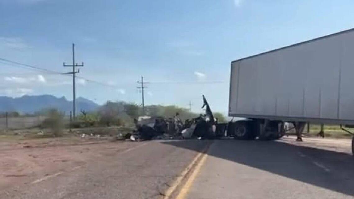 $!Bloquean carretera Mazatlán-Culiacán con vehículos quemados y reportan enfrentamiento en Cosalá